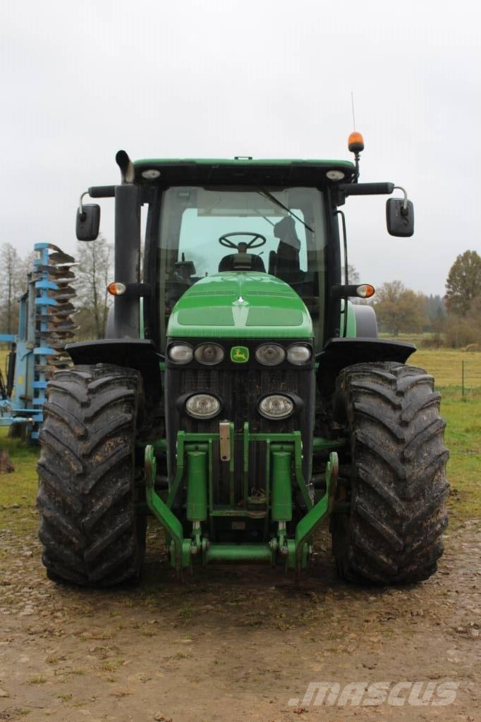 John Deere 8245 R الجرارات