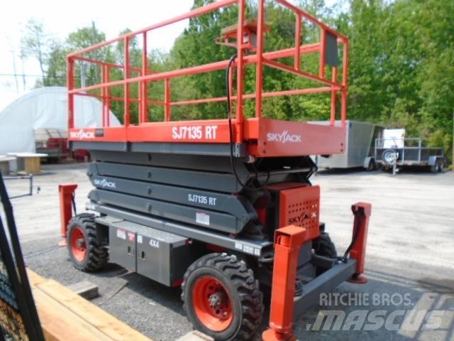 SkyJack SJ 7135 RT رافعات مقصية الشكل