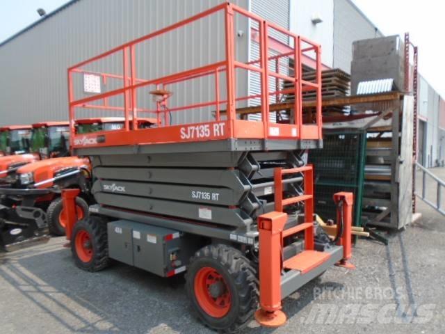 SkyJack SJ 7135 RT رافعات مقصية الشكل