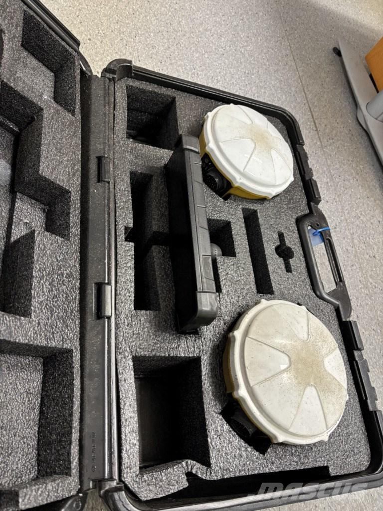 CAT M 318 حفارات بعجل