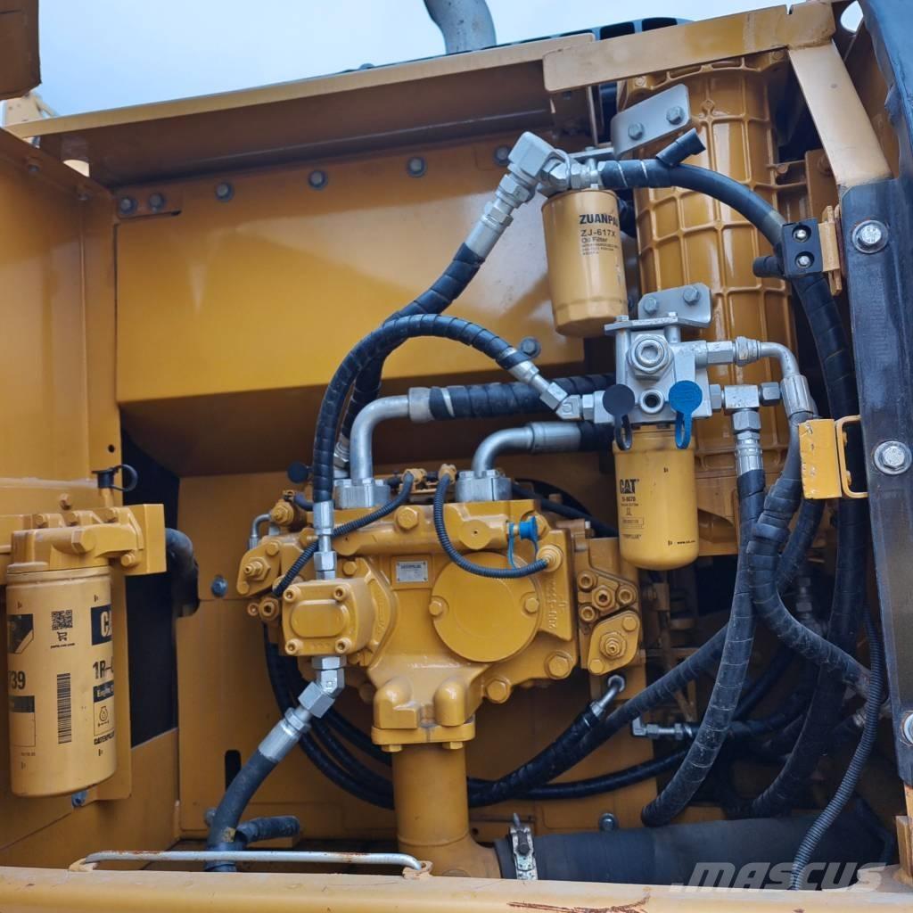 CAT 320 D حفارات زحافة