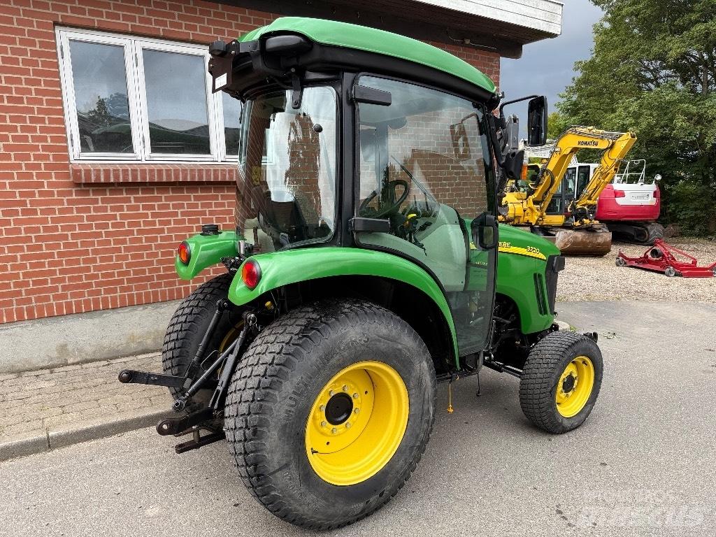 John Deere 3720 جرارات مدمجة