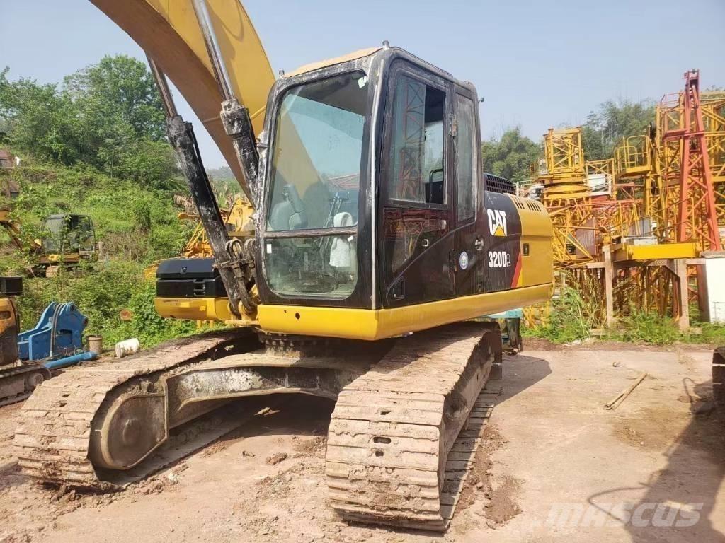 CAT 320 D حفارات زحافة