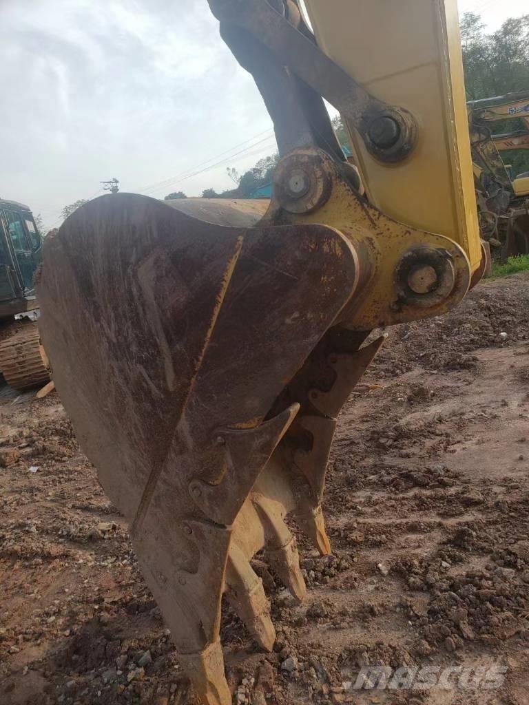 CAT 320 D حفارات زحافة