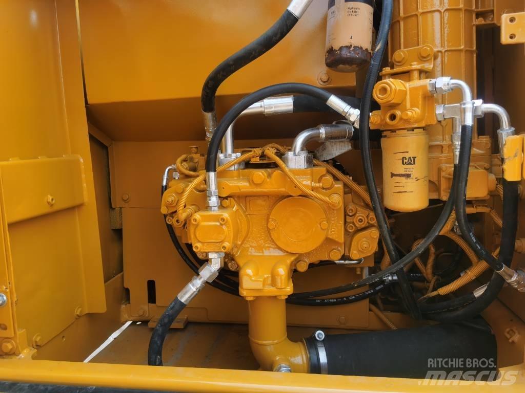 CAT 320 D حفارات زحافة