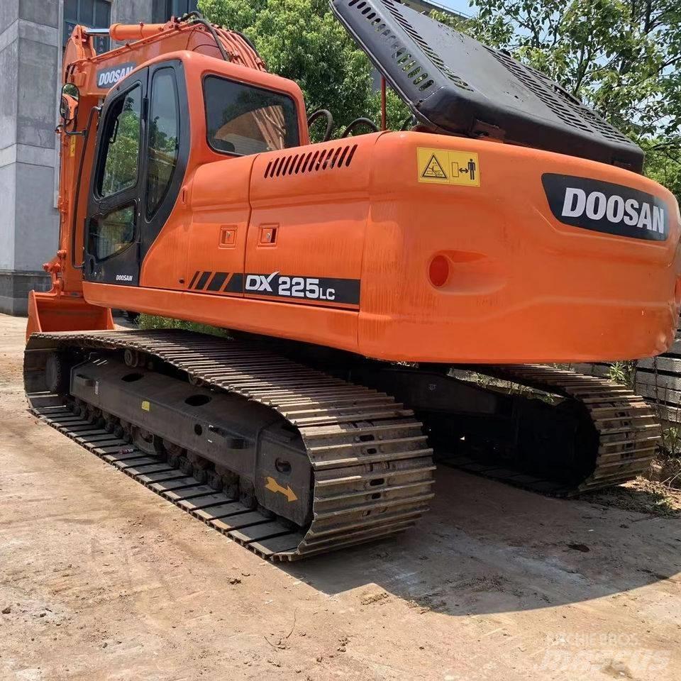 Doosan dx225 حفارات زحافة