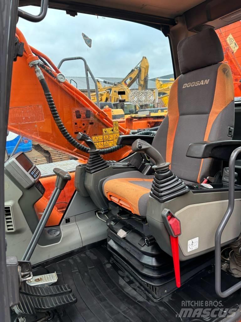 Doosan DX 225 LC حفارات زحافة