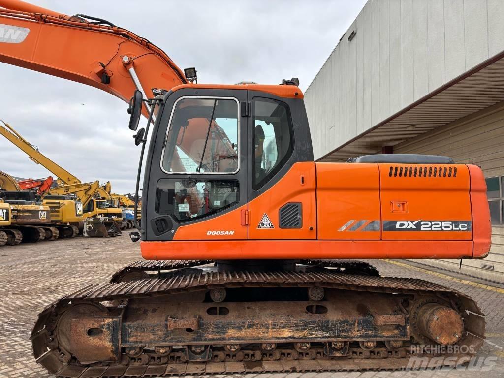Doosan DX 225 LC حفارات زحافة