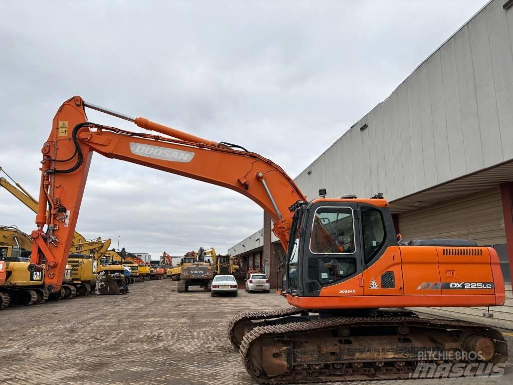 Doosan DX 225 LC حفارات زحافة