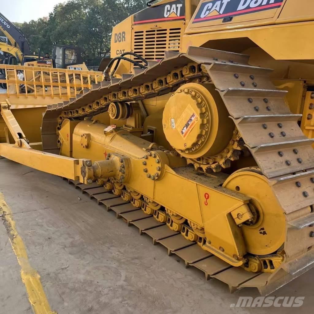 CAT D 8 R بلدوزرات مجنزرة