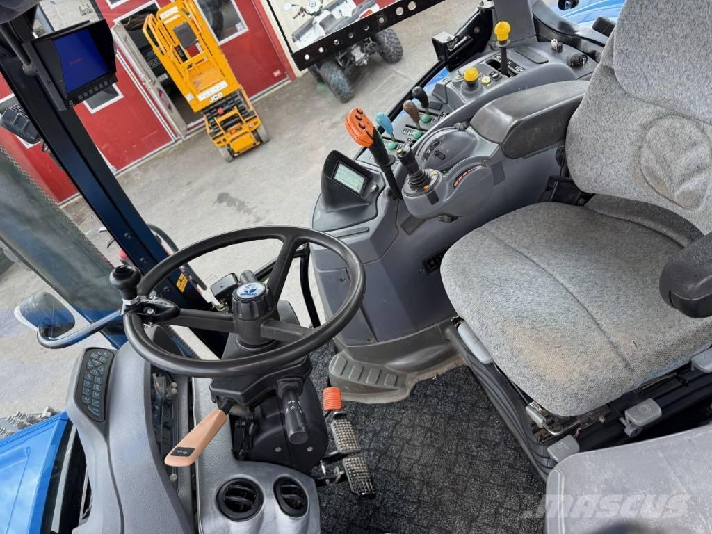 New Holland T7030 الجرارات