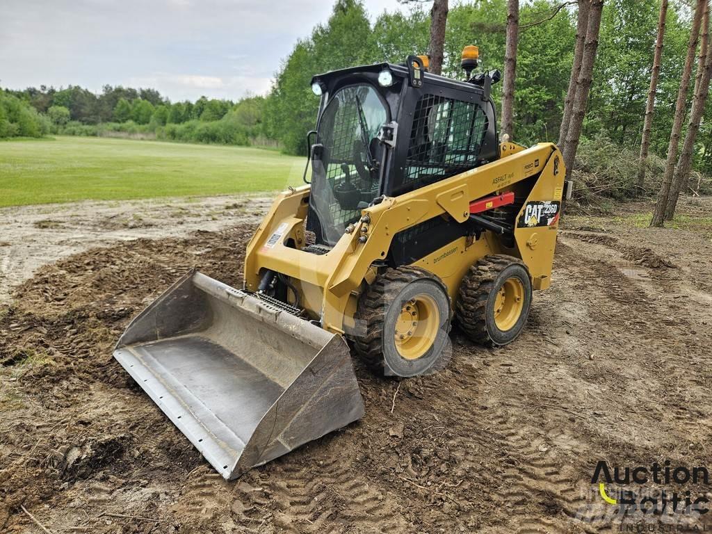 CAT 236 D لوادر انزلاقية التوجيه