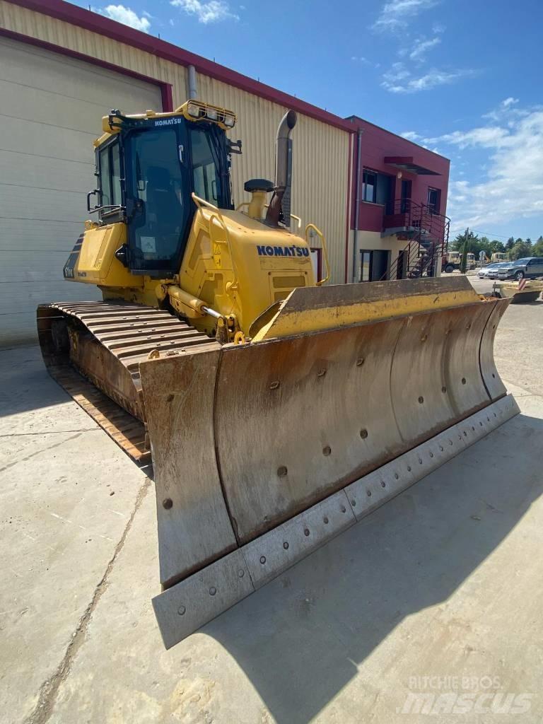 Komatsu D61PX24 بلدوزرات مجنزرة