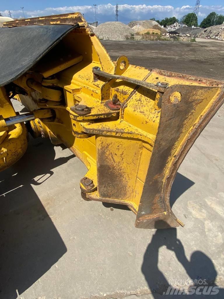 Komatsu D61PX24 بلدوزرات مجنزرة