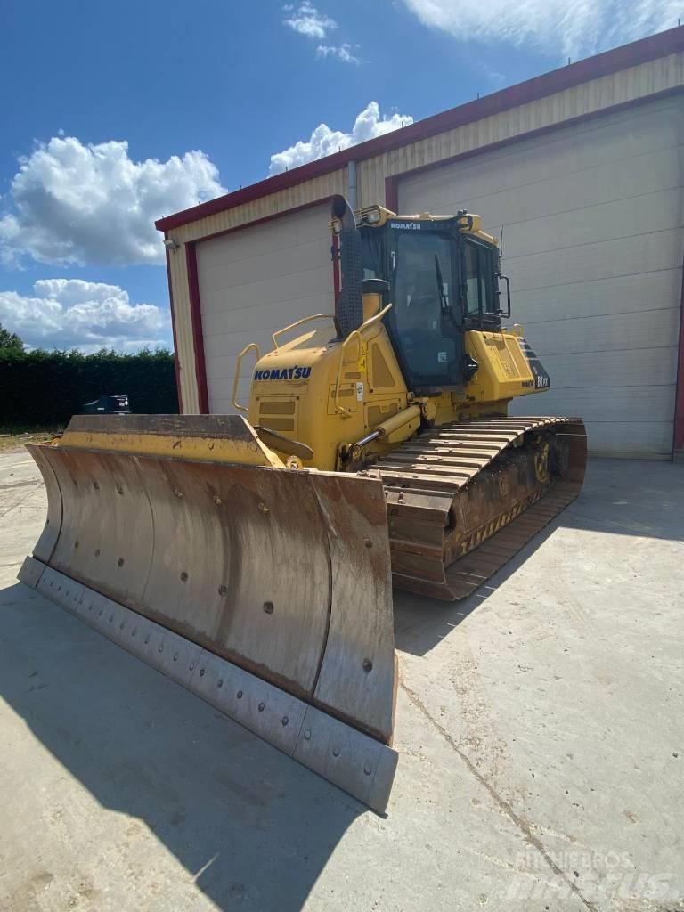 Komatsu D61PX24 بلدوزرات مجنزرة