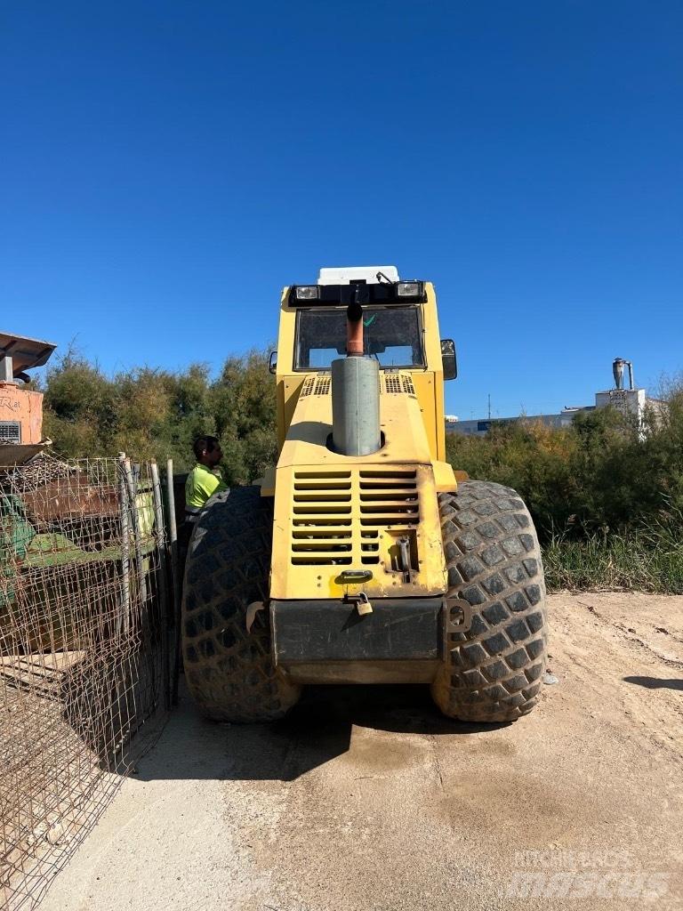 Bomag BW 211 D-3 مداحل أحادية الأسطوانة