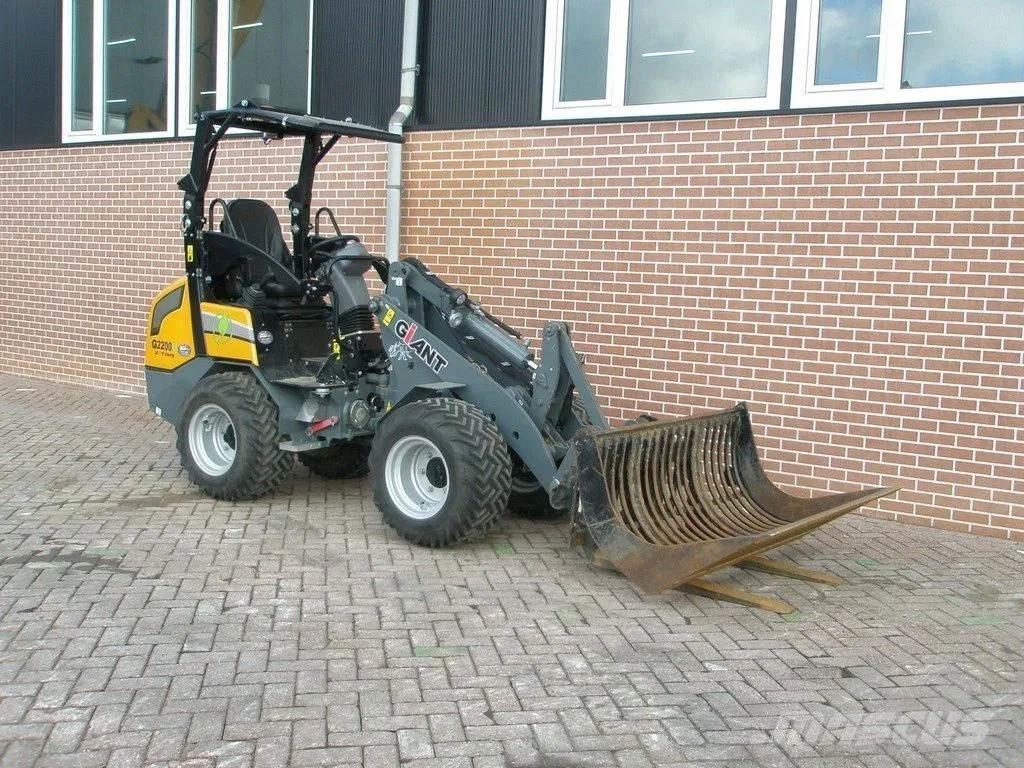 GiANT G2200E لوادر صغيرة