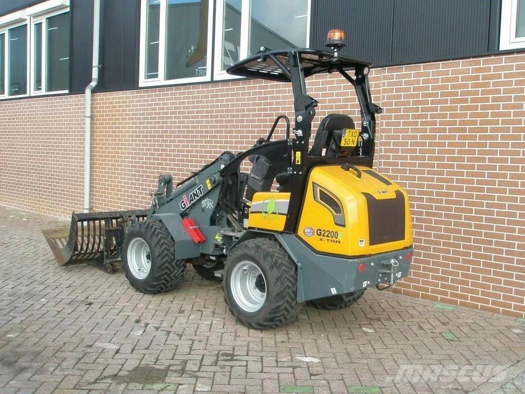 GiANT G2200E لوادر صغيرة