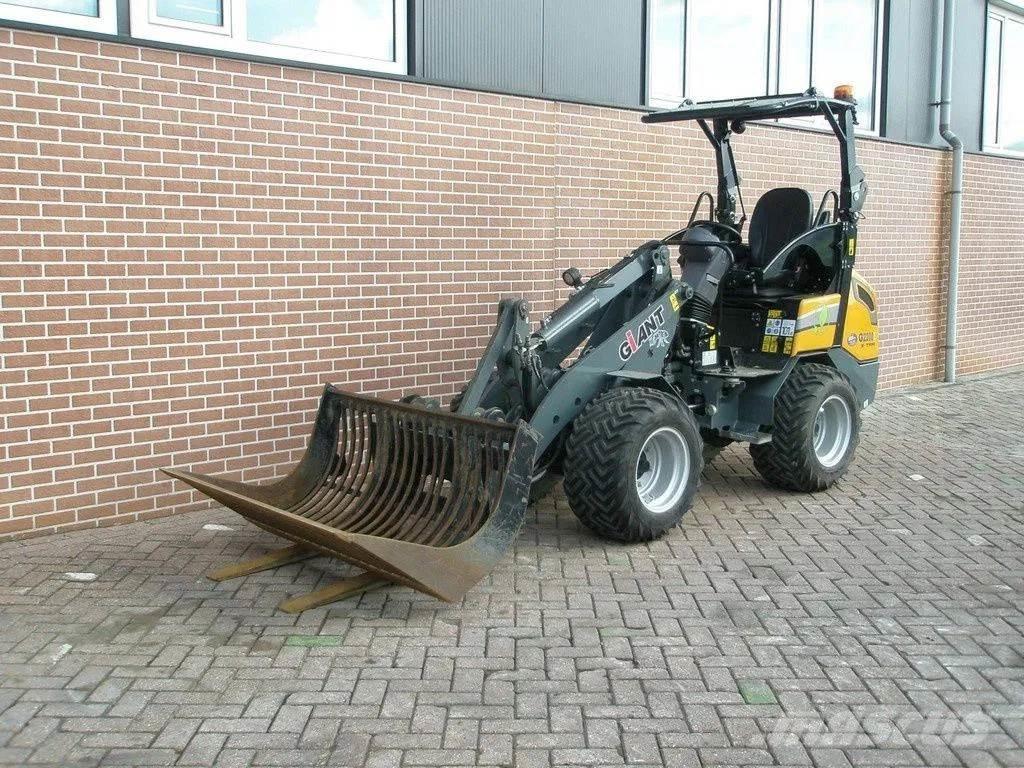 GiANT G2200E لوادر صغيرة