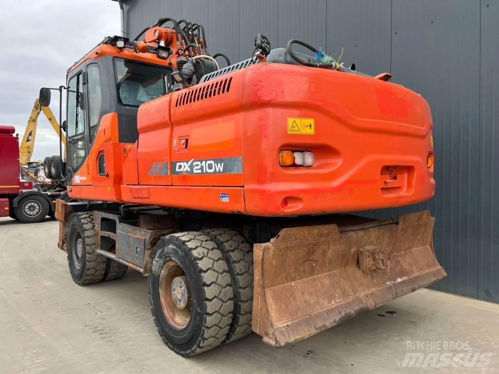 Doosan DX210W حفارات بعجل