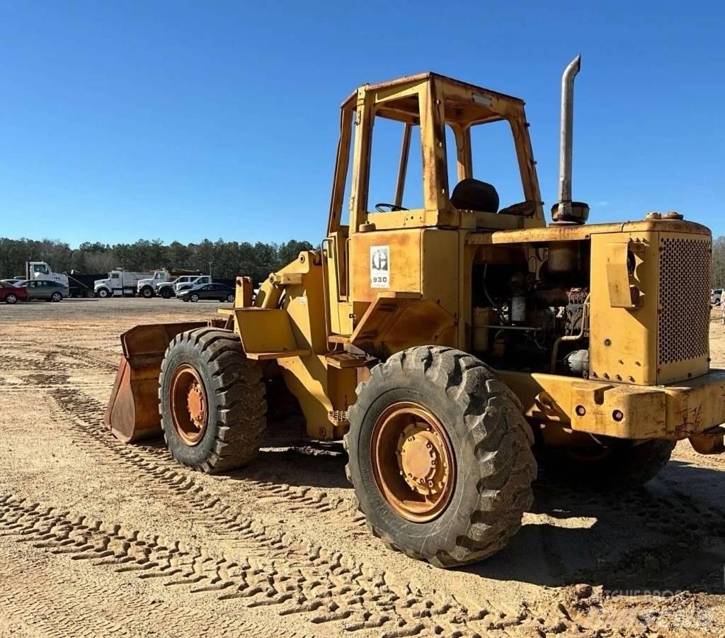 CAT 930 لوادر بعجل