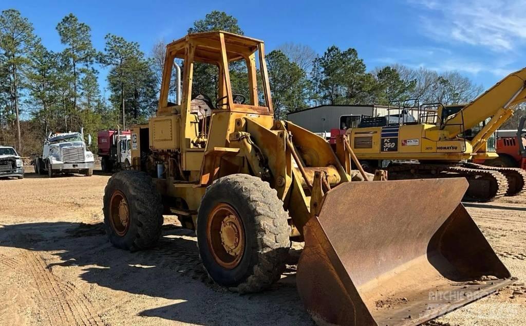 CAT 930 لوادر بعجل