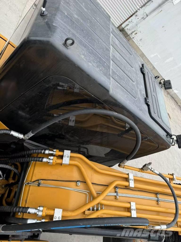 Sany SY 215 C حفارات زحافة