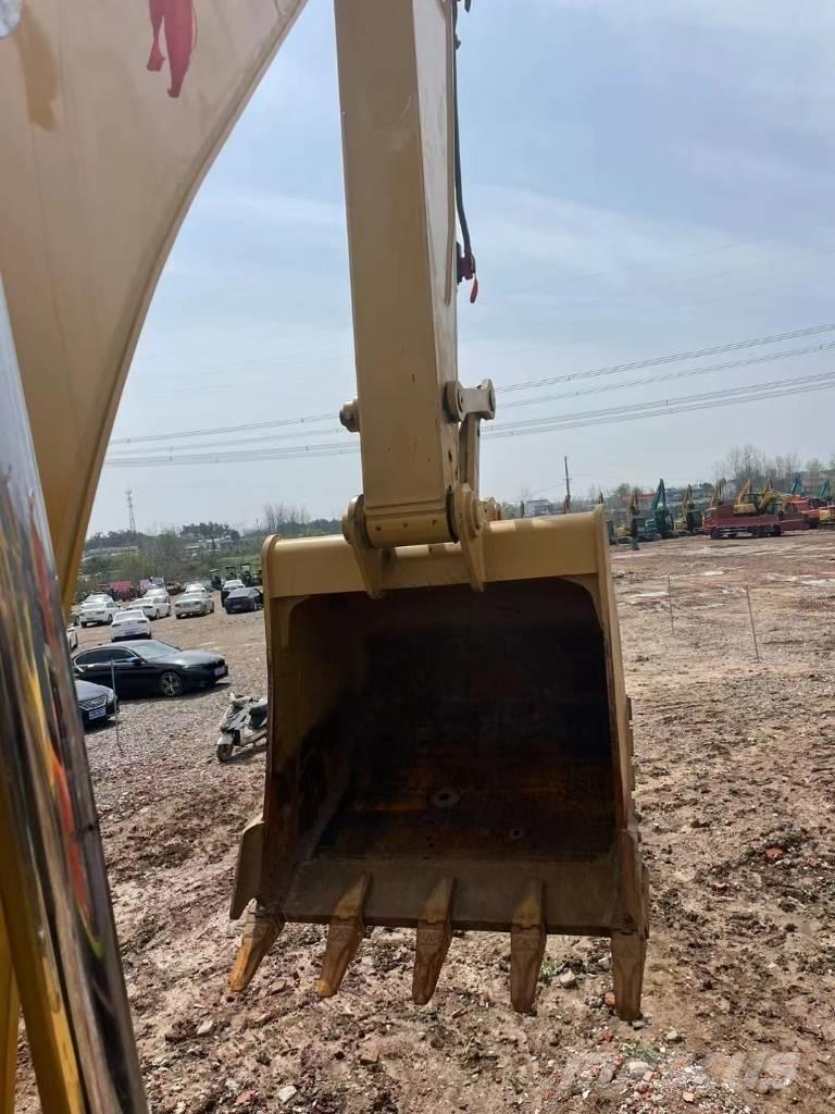 CAT 320D حفارات زحافة
