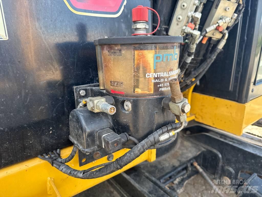 CAT 310 حفارات زحافة