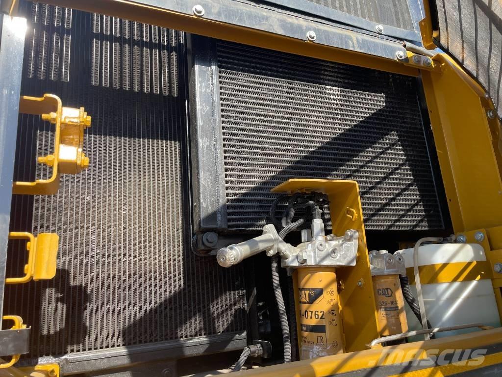 CAT 330 D حفارات زحافة