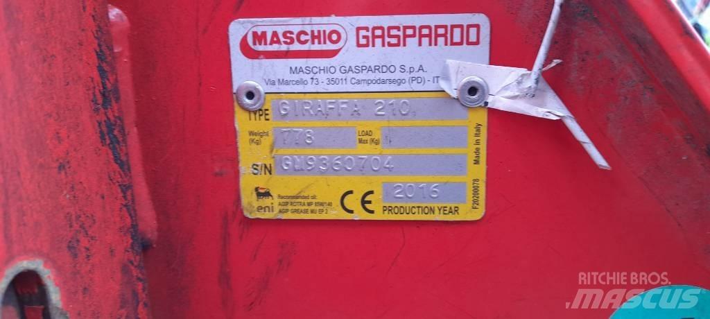 Maschio Giraffa 210 جزازات وأغطية المراعي