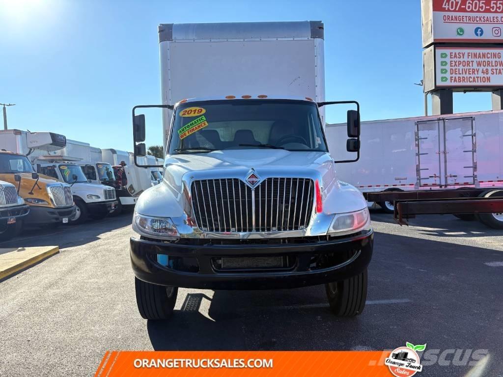 International 4300 شاحنات ذات هيكل صندوقي