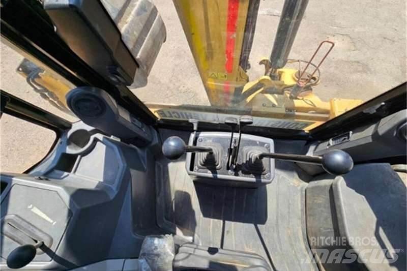 CAT 426F2 TLB لوادر ذات جرافات عكسية