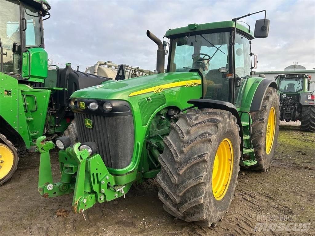 John Deere 8420 الجرارات