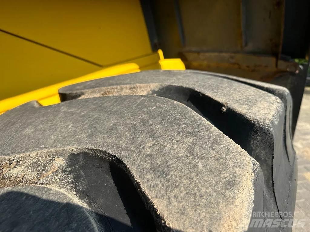 Komatsu WA270-3 لوادر بعجل
