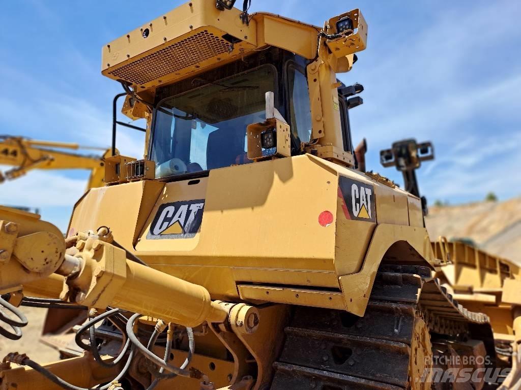 CAT D 8 T بلدوزرات مجنزرة