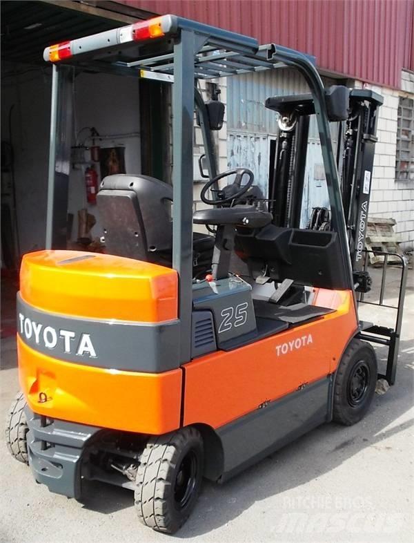 Toyota 7 FBMF 25 شاحنات ذات رافعات شوكية تعمل بالكهرباء