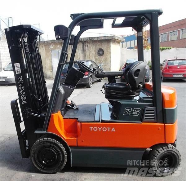 Toyota 7 FBMF 25 شاحنات ذات رافعات شوكية تعمل بالكهرباء