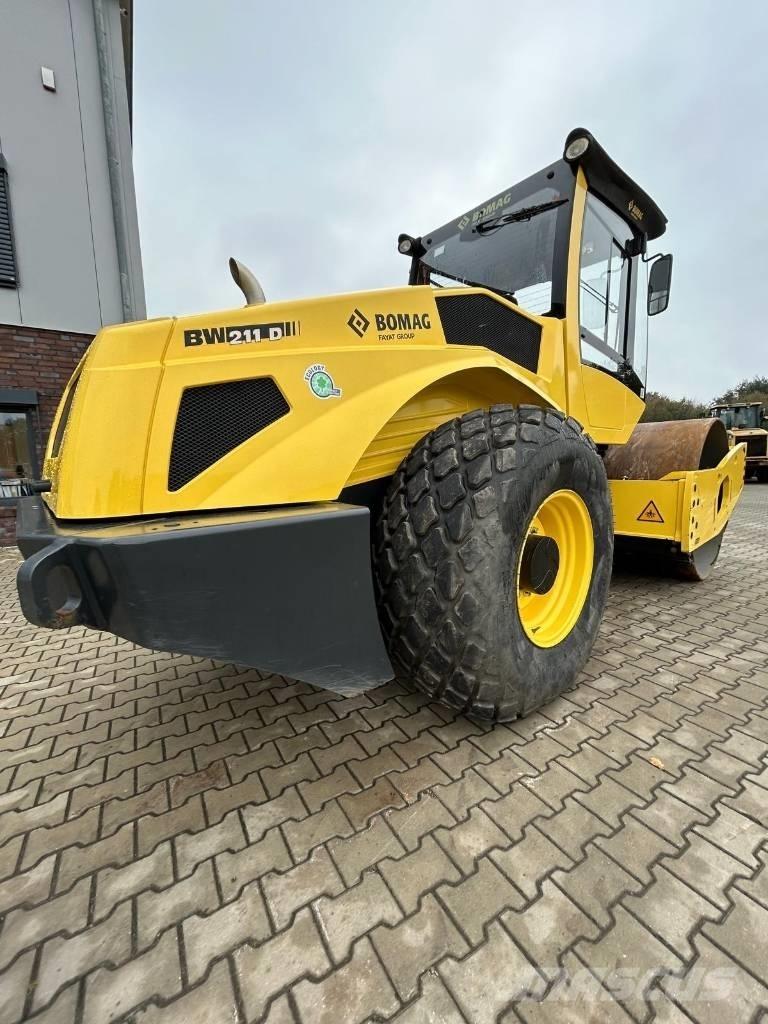 Bomag BW 211 D-5 مداحل أحادية الأسطوانة