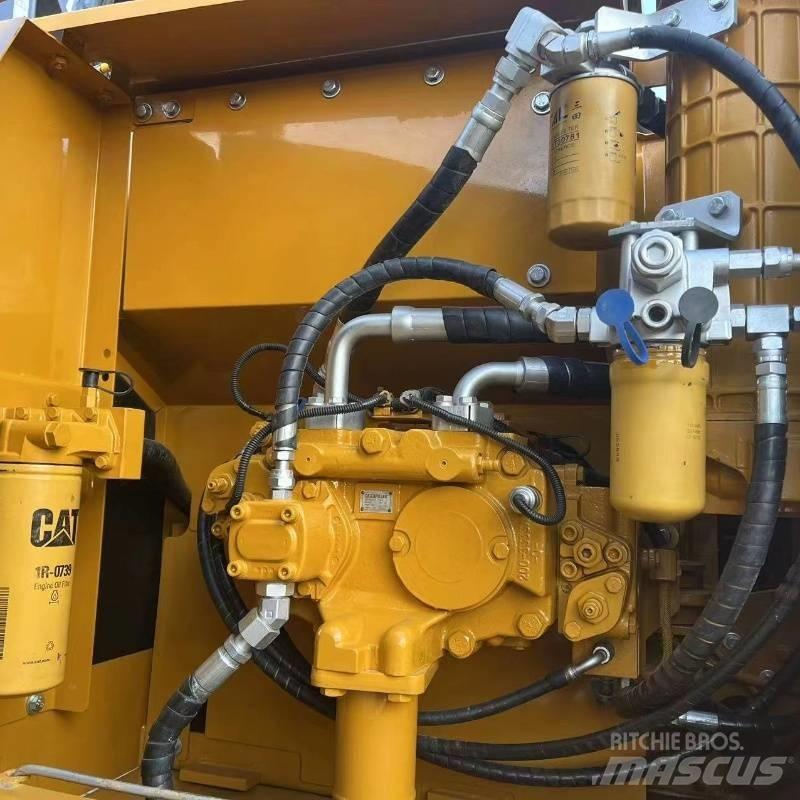 CAT 320 D حفارات زحافة