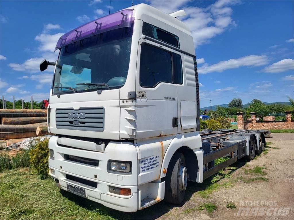 MAN TGA 26.440 6X2 شاحنات بمقصورة وهيكل