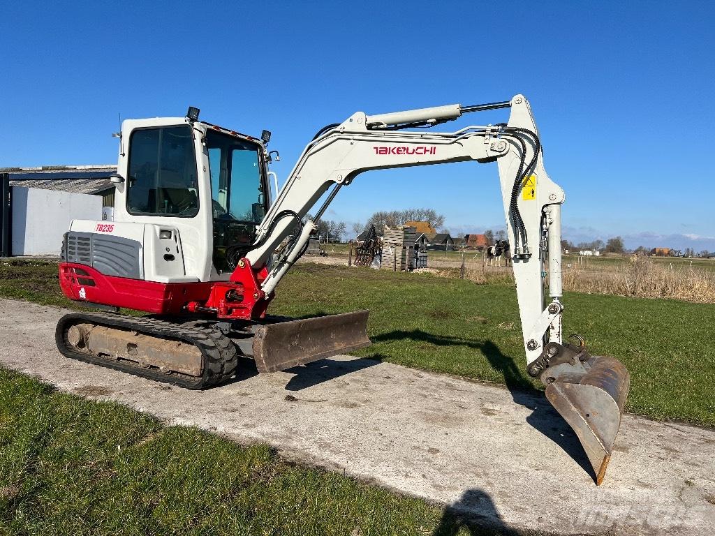 Takeuchi TB 235 حفارات صغيرة أقل من 7 طن (حفارات صغيرة)