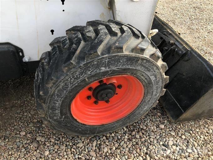 Bobcat S 300 لوادر انزلاقية التوجيه