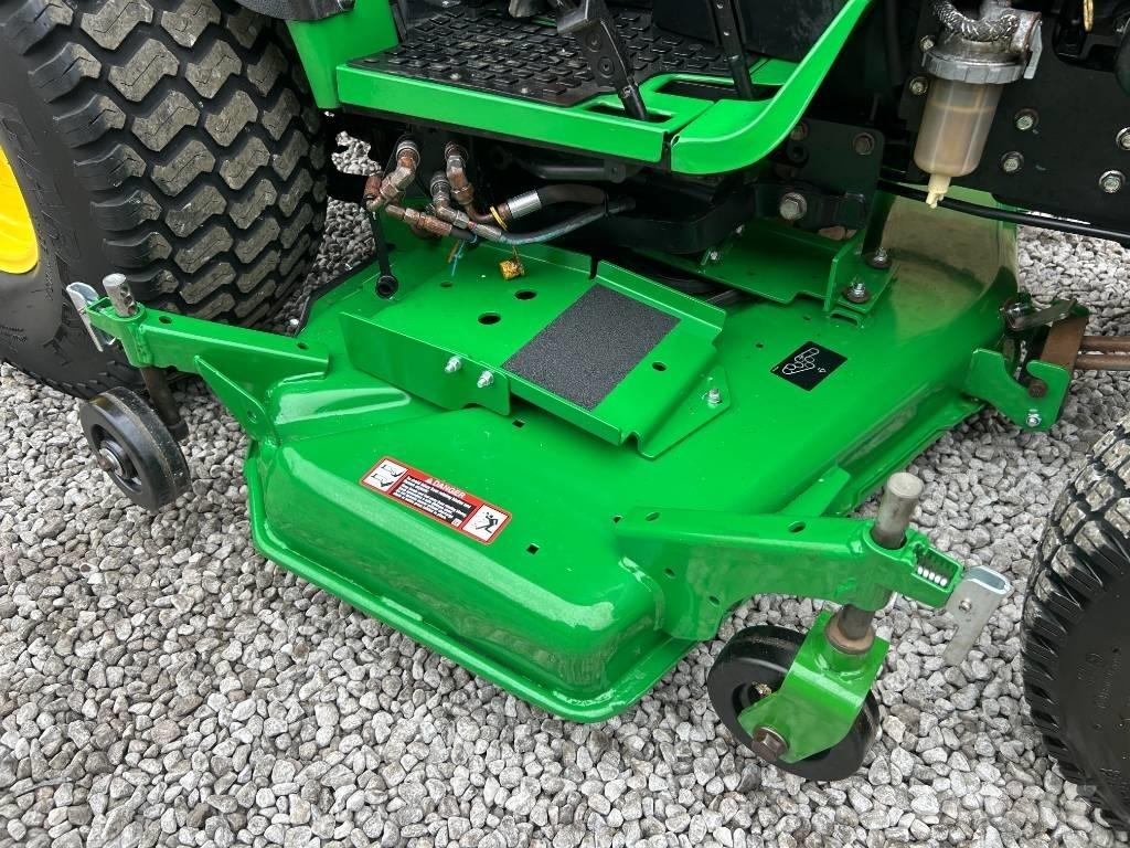 John Deere 2032R جرارات مدمجة
