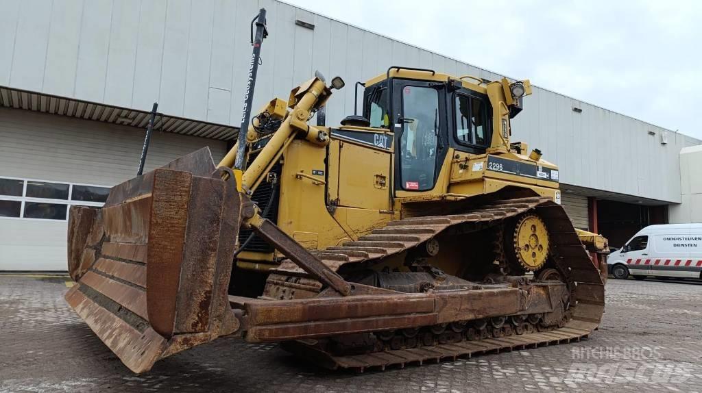 CAT D 6 R LGP III بلدوزرات مجنزرة