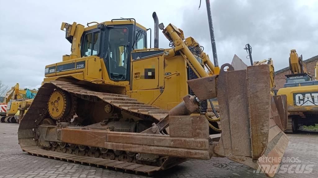 CAT D 6 R LGP III بلدوزرات مجنزرة