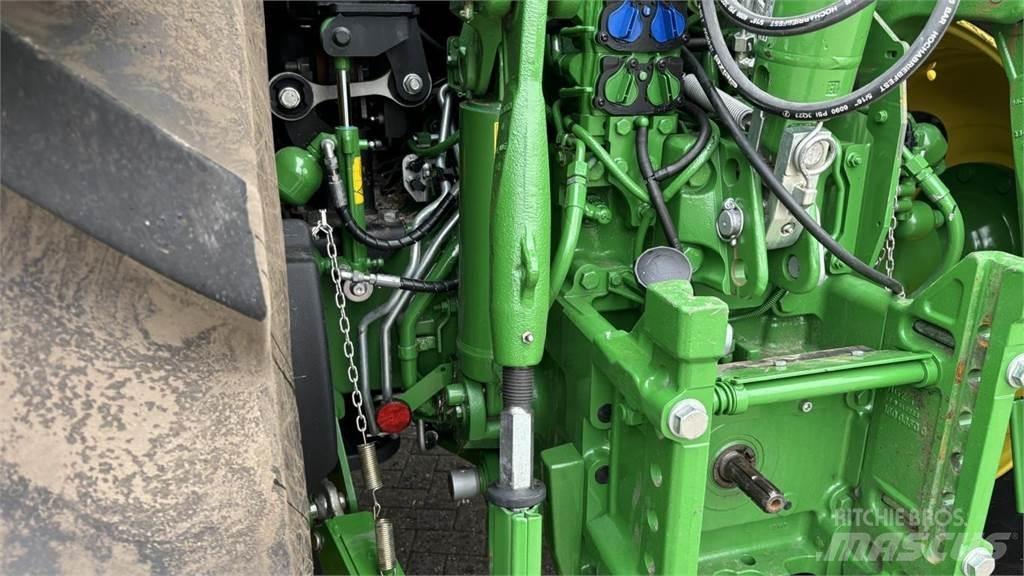 John Deere 6R215 الجرارات