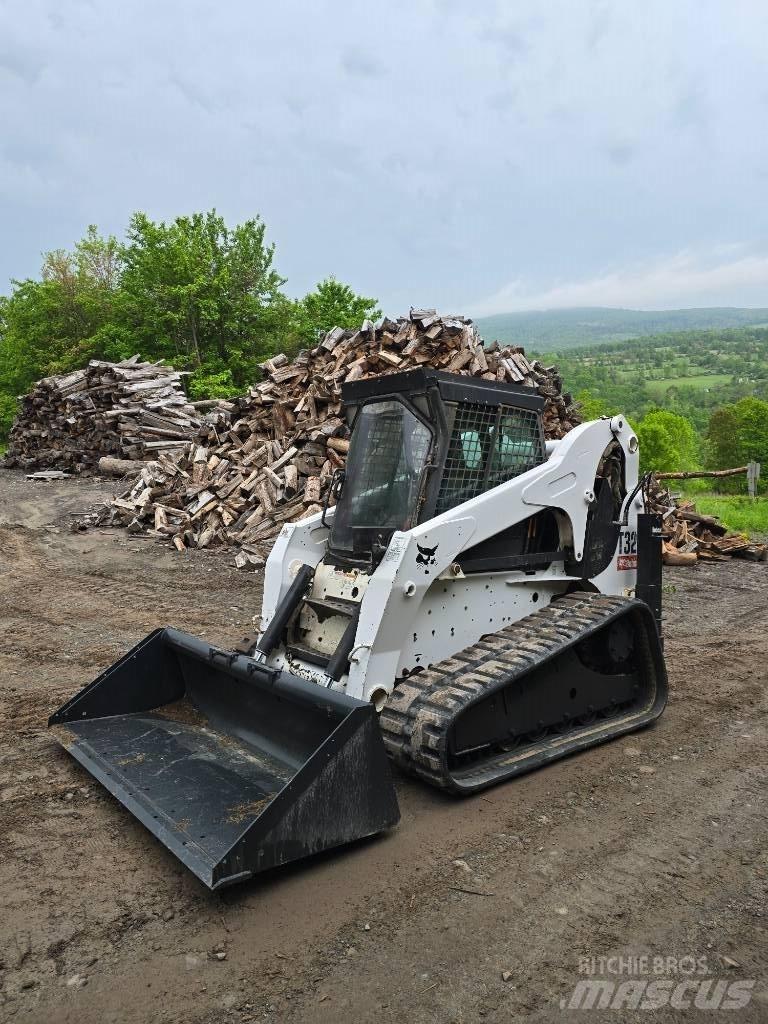 Bobcat T 320 لوادر انزلاقية التوجيه