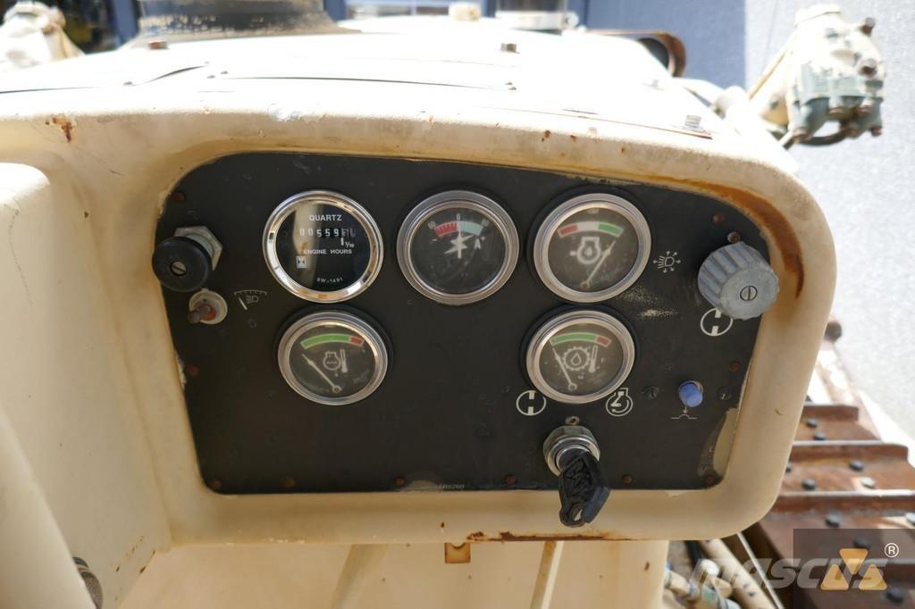 CAT D7G Ex-army بلدوزرات مجنزرة