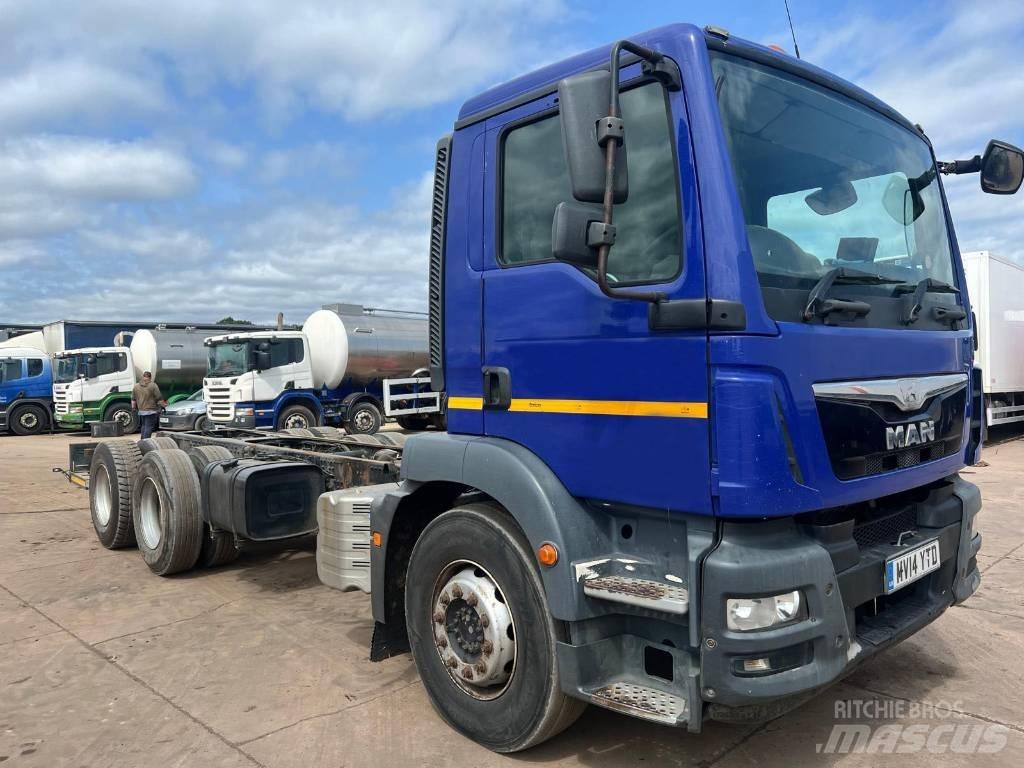 MAN TGM 26.340 شاحنات بمقصورة وهيكل